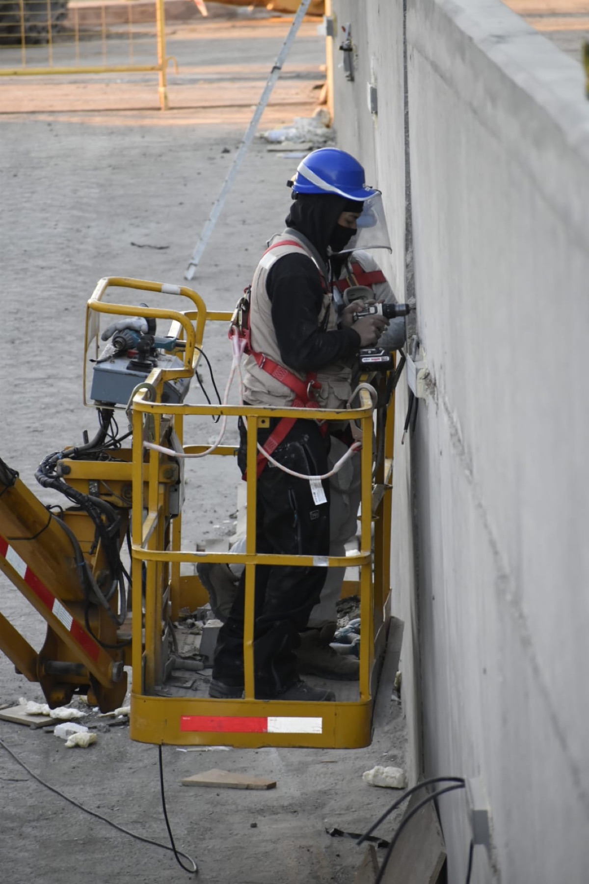 Especialista ejecutando una instalación eléctrica exterior en altura