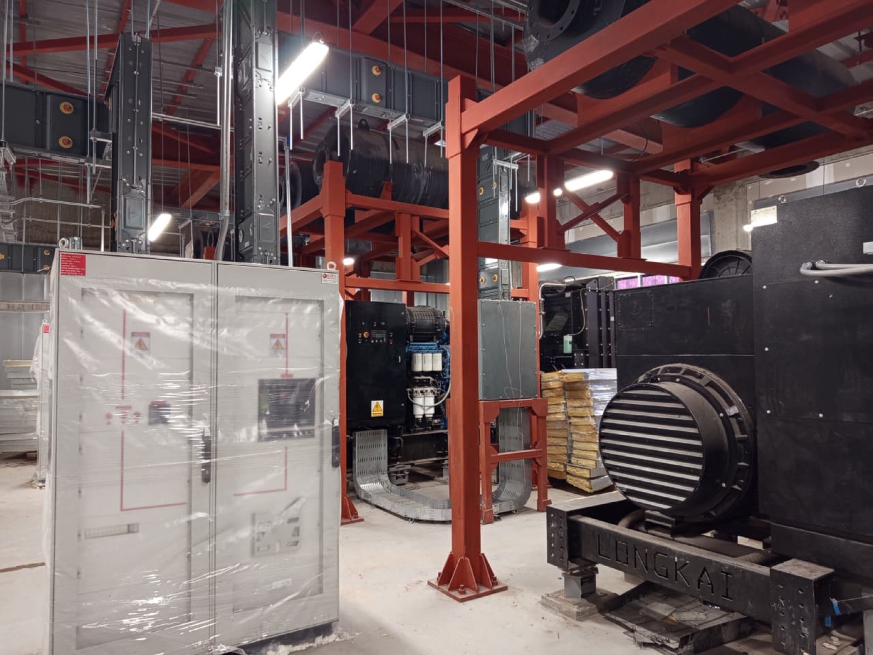 Sala técnica con generadores y equipos eléctricos industriales