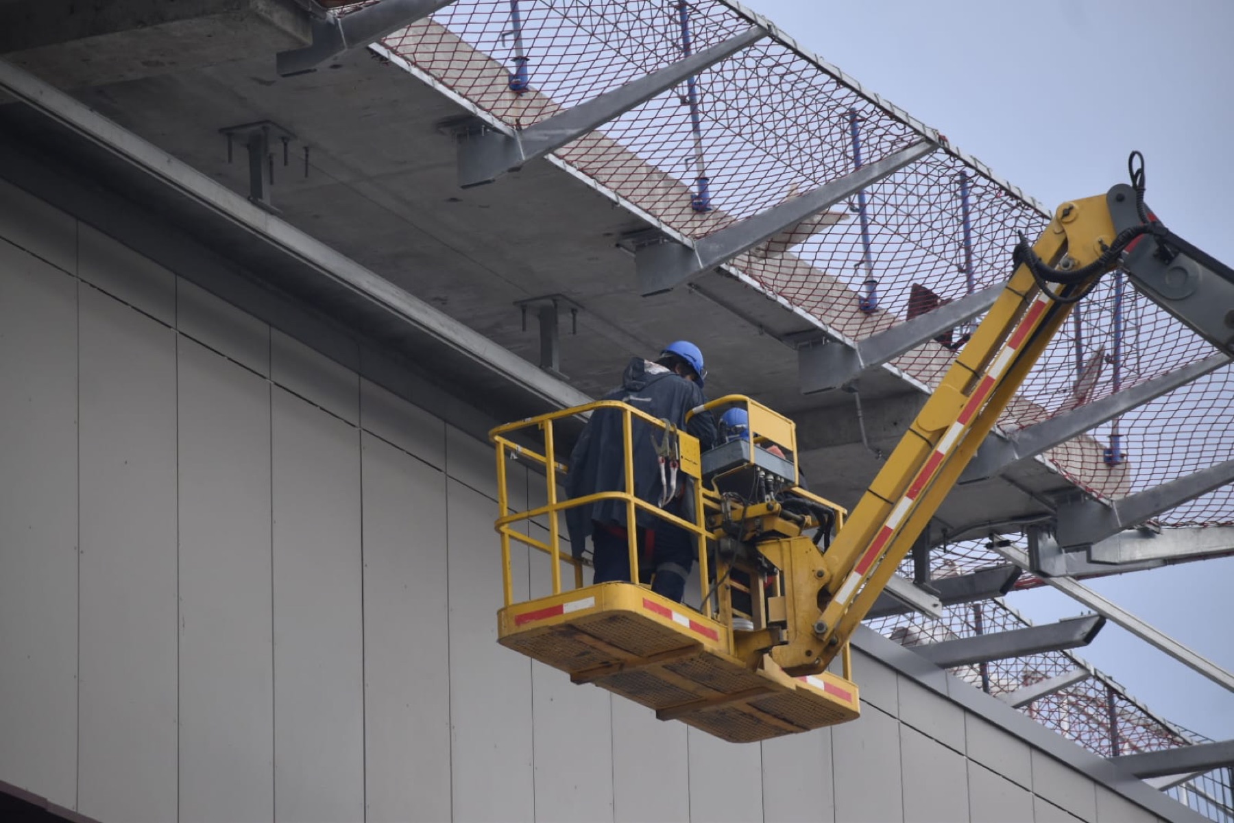 Equipo ejecutando instalaciones eléctricas exteriores mediante plataforma elevadora
