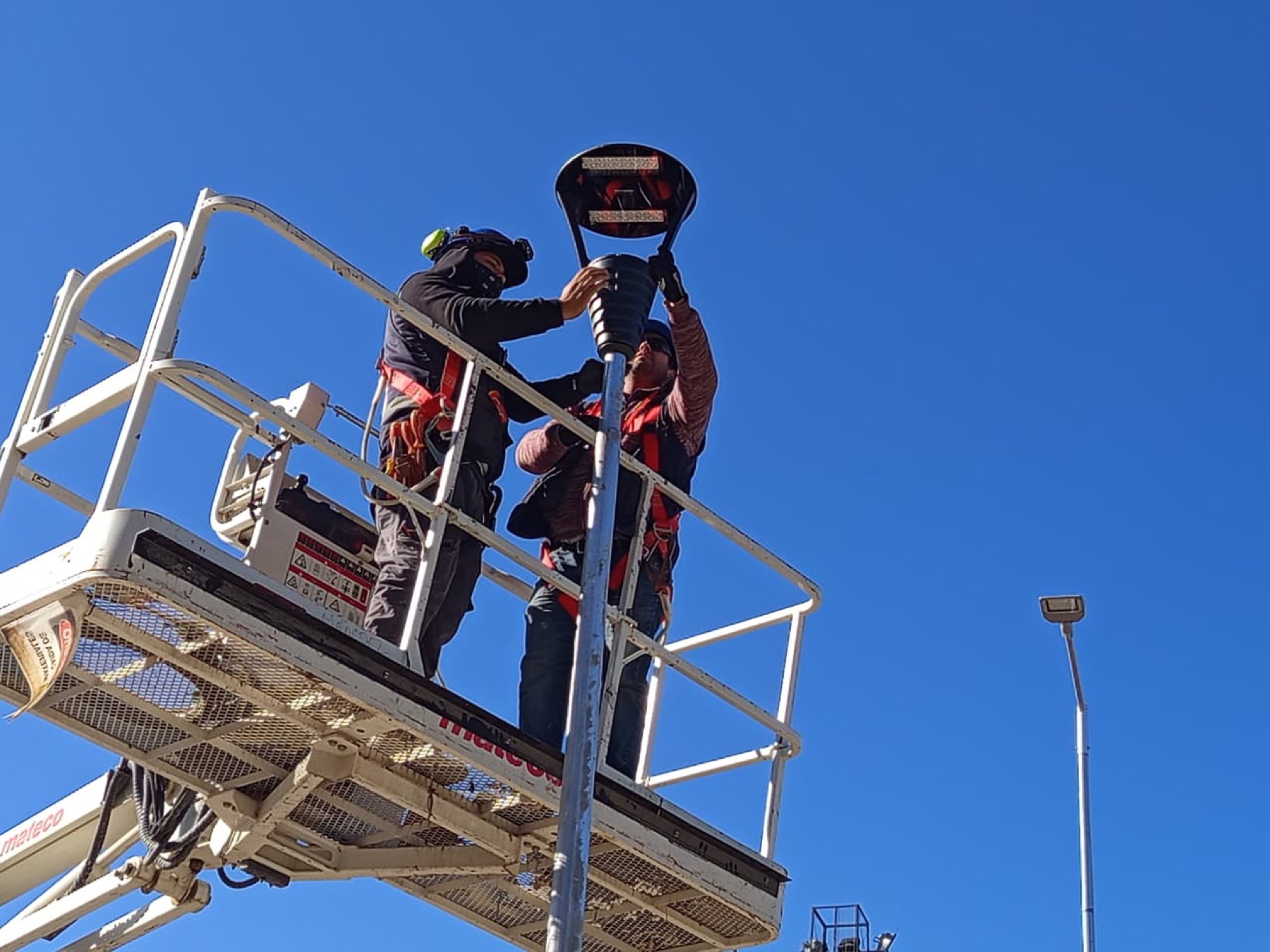 Instalación de luminaria exterior realizada desde plataforma elevadora
