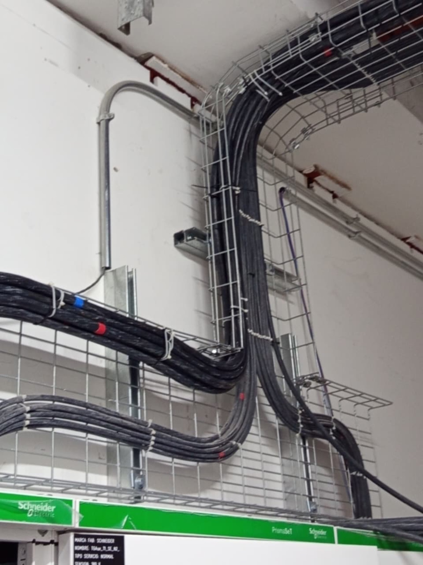 Cableado de potencia organizado sobre bandejas portacables