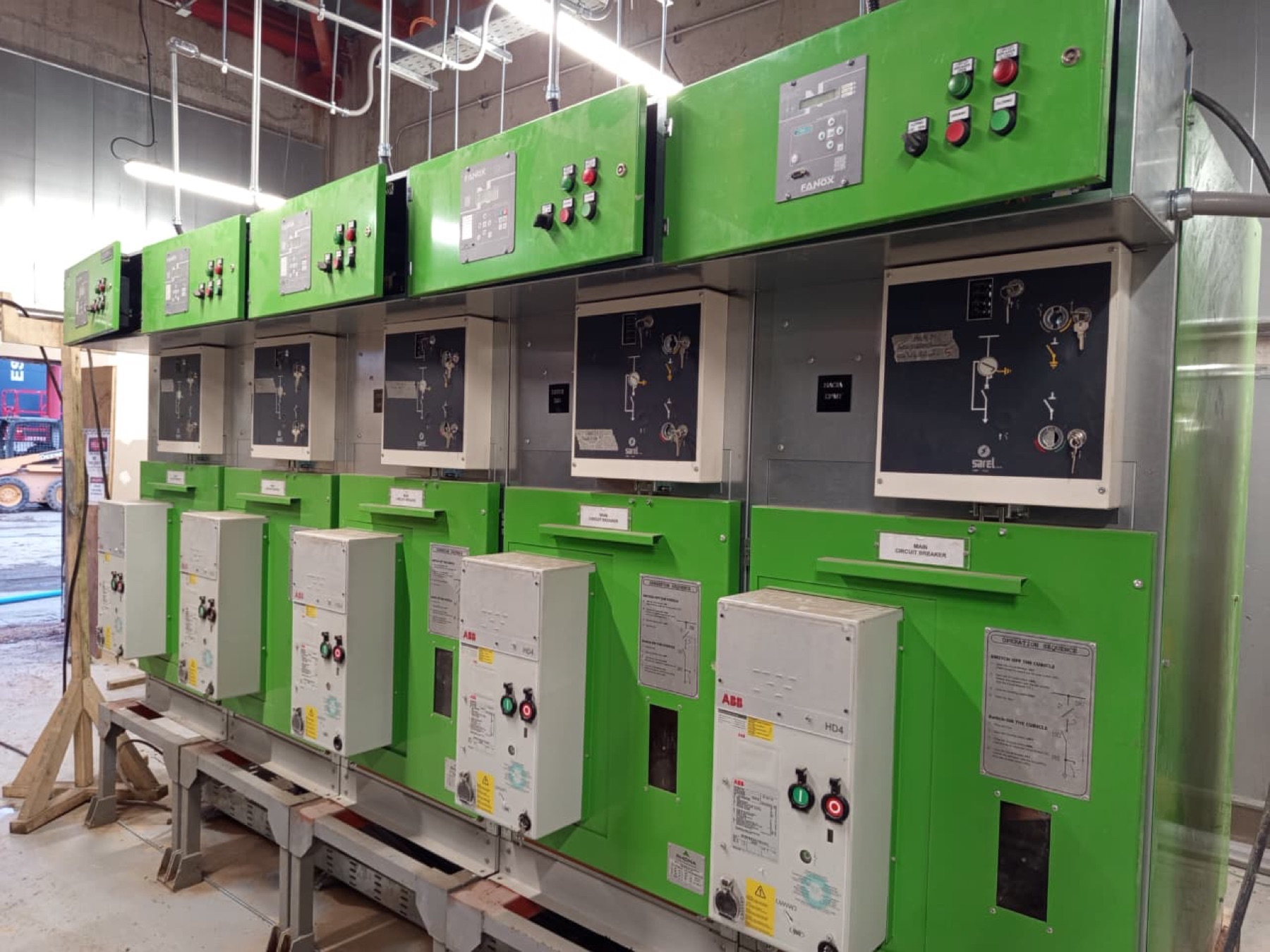 Celdas eléctricas de media tensión instaladas en sala técnica