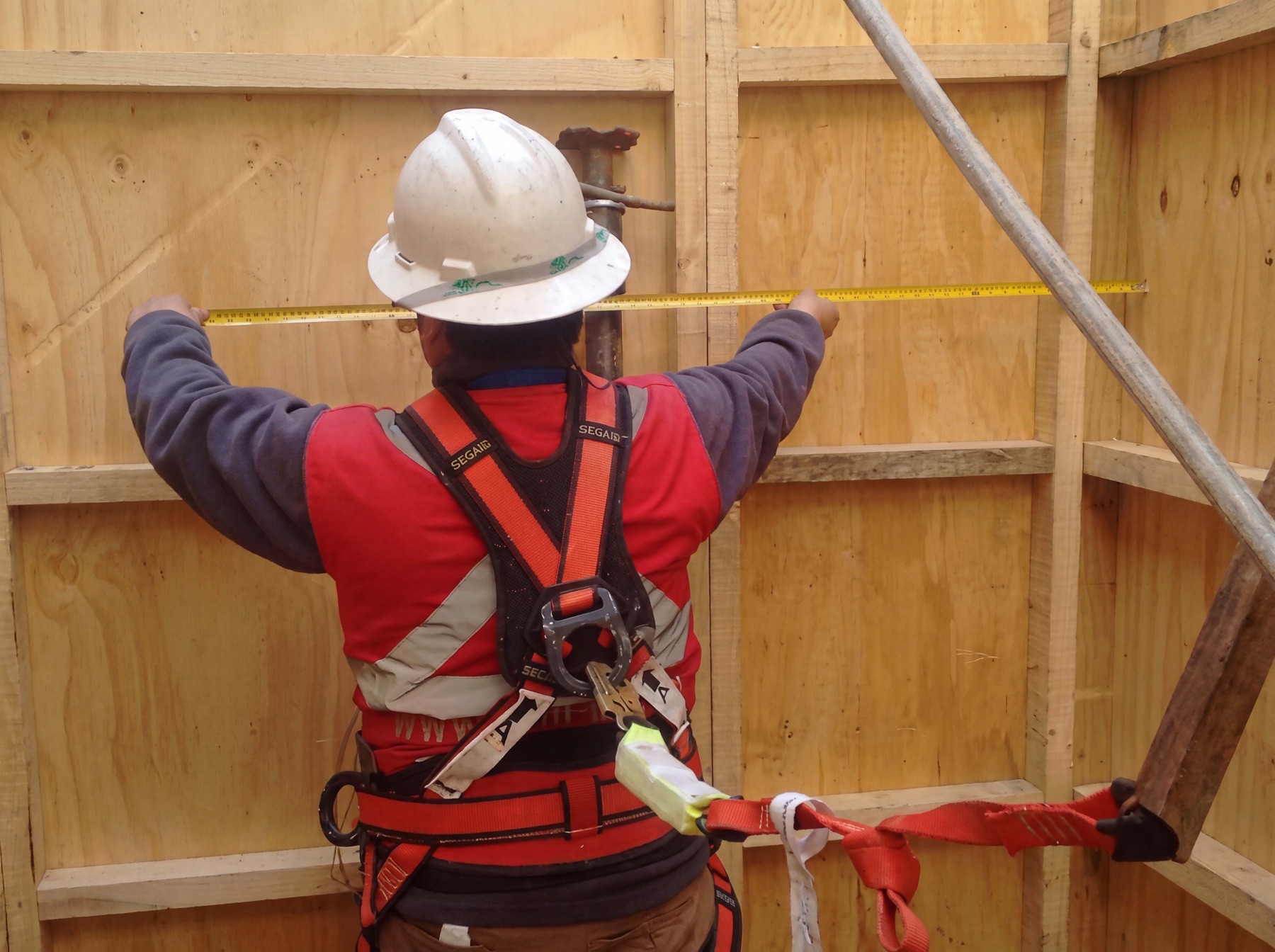 Equipo de IE Constructora trabajando en obra